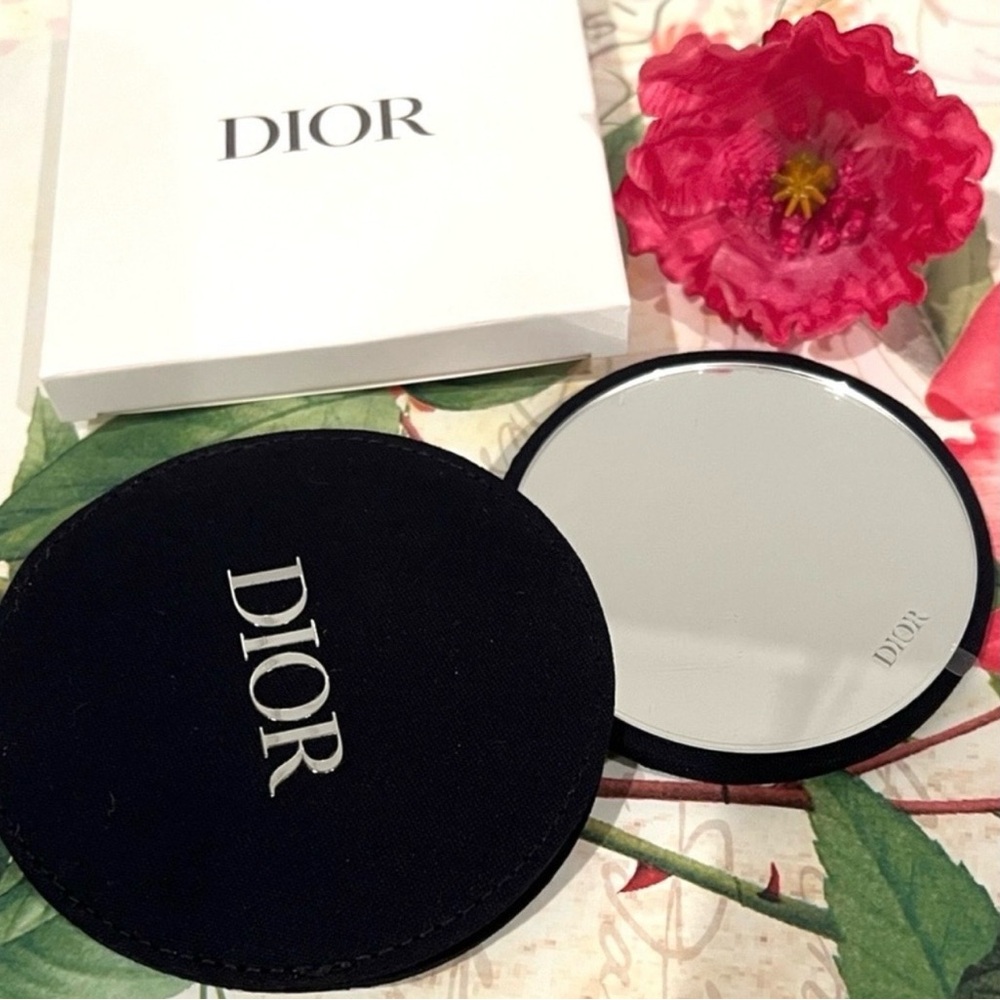 NIB Dior mirror with the original protective film Includes the Dior pocket case